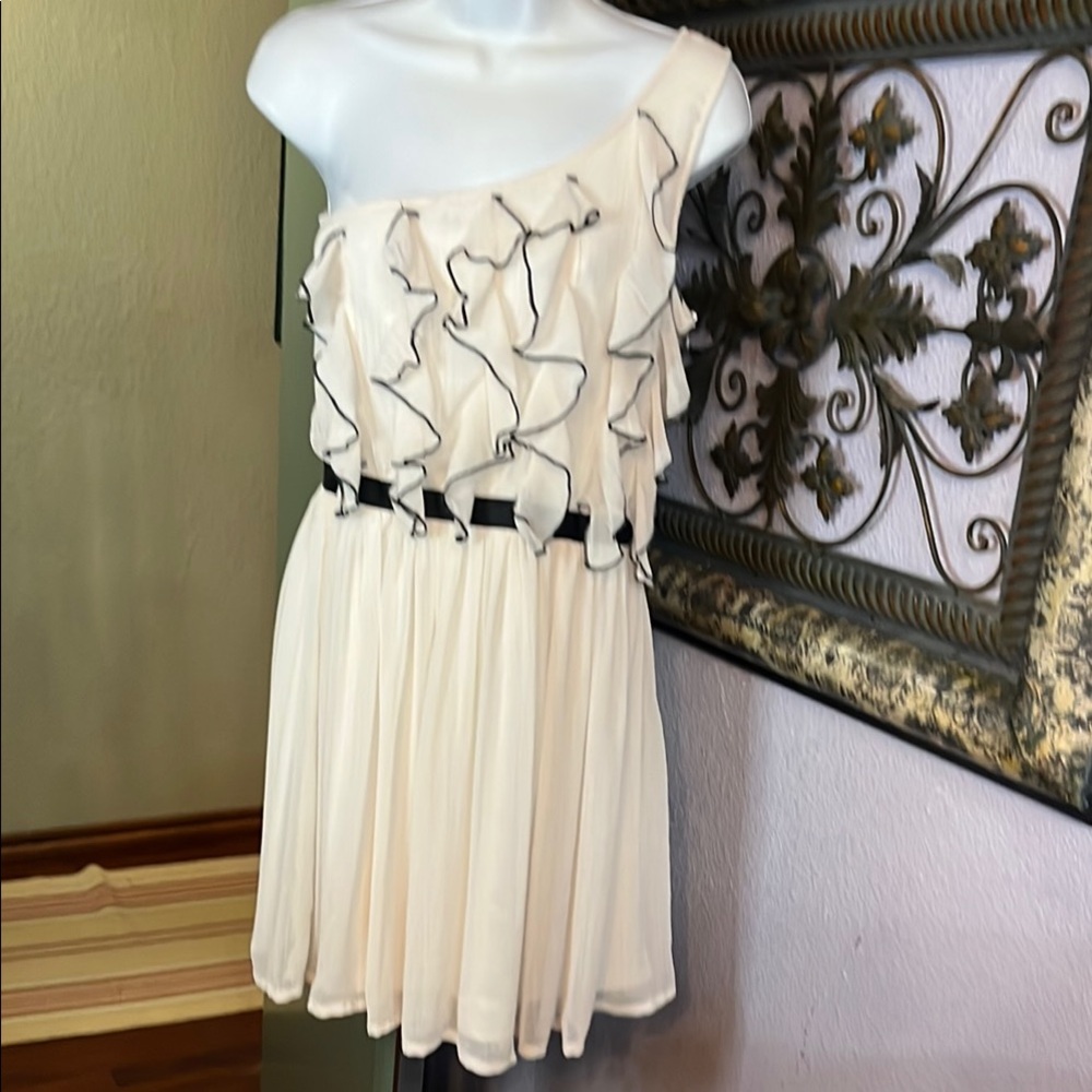 Olsenboye Dress -Elegant Cream Ruffled one shoulder mini Sz S